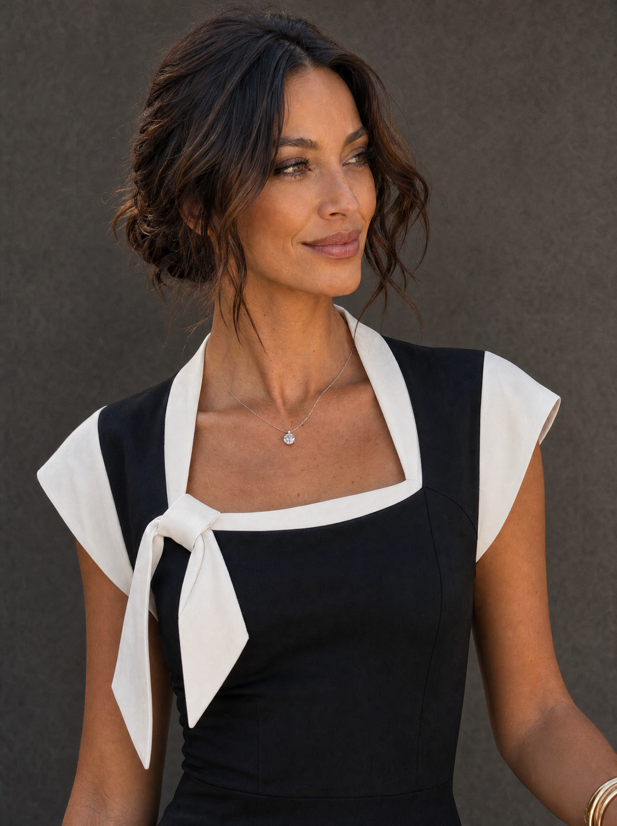 Lucía™Vestido midi color block con cuello cuadrado